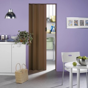 Geöffnete Falttür Una in Nussbaum (84x205cm) in einem Raum mit lila Wänden.
