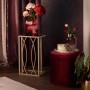 Eckiger Beistelltisch Blush Bordeaux mit goldfarbenem Gestell und Deko.