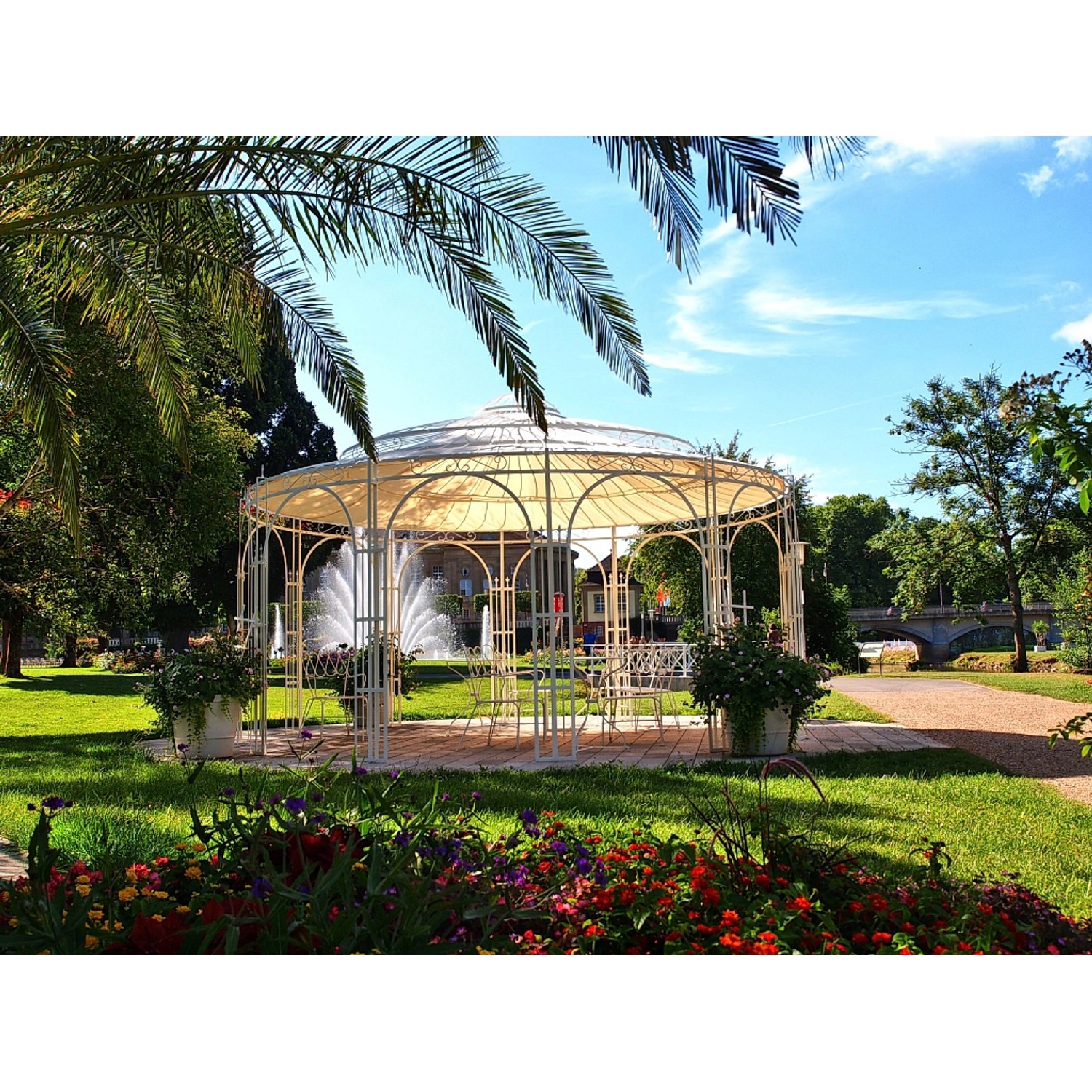 Eleo Pavillon Metall Toskana, 340 cm, Ø 550 cm, pulverbeschichtet, weiß, im Garten.