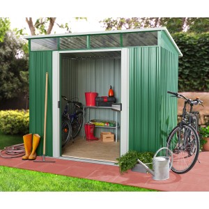 Pergart Gerätehaus Lübeck 86, Tanne-Weiß, mit geöffneter Tür und Gartenzubehör.