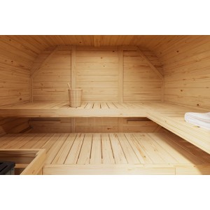 Innenansicht Karibu Fasssauna Quadro 1 Plus mit Ofen, naturbelassen, mit Bänken und Saunakübel.