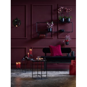 Schwarzer Kerzenhalter Midnight Mystery 10,5 cm auf Tisch mit Kerzen im Wohnzimmer.