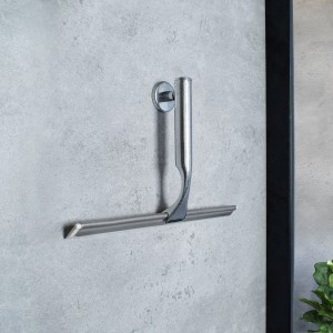 Schulte Duschabzieher Chrom mit Halterung an grauer Wand. Badhelfer für streifenfreie Dusche.