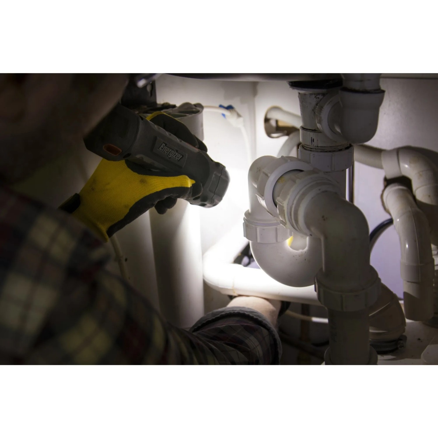 Energizer Hardcase Project Plus Arbeitslampe leuchtet unter Waschbecken. Taschenlampe mit Batterien.