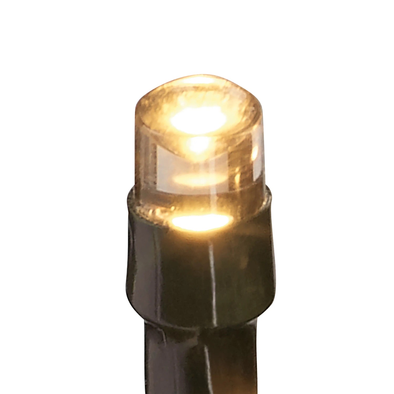 Detailaufnahme: Warmweiße LED einer Lichterkette mit schwarzem Kabel.