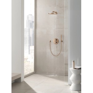 Grohe Rainshower Cosmopolitan 310 Kopfbrause-Set in Warm Sunset mit Brausearm in Dusche.