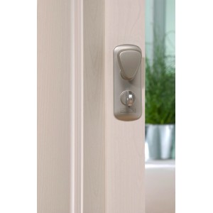 Detailaufnahme: Falttür Spacy Esche Weiß mit Schloss, ideal für platzsparende Lösungen.