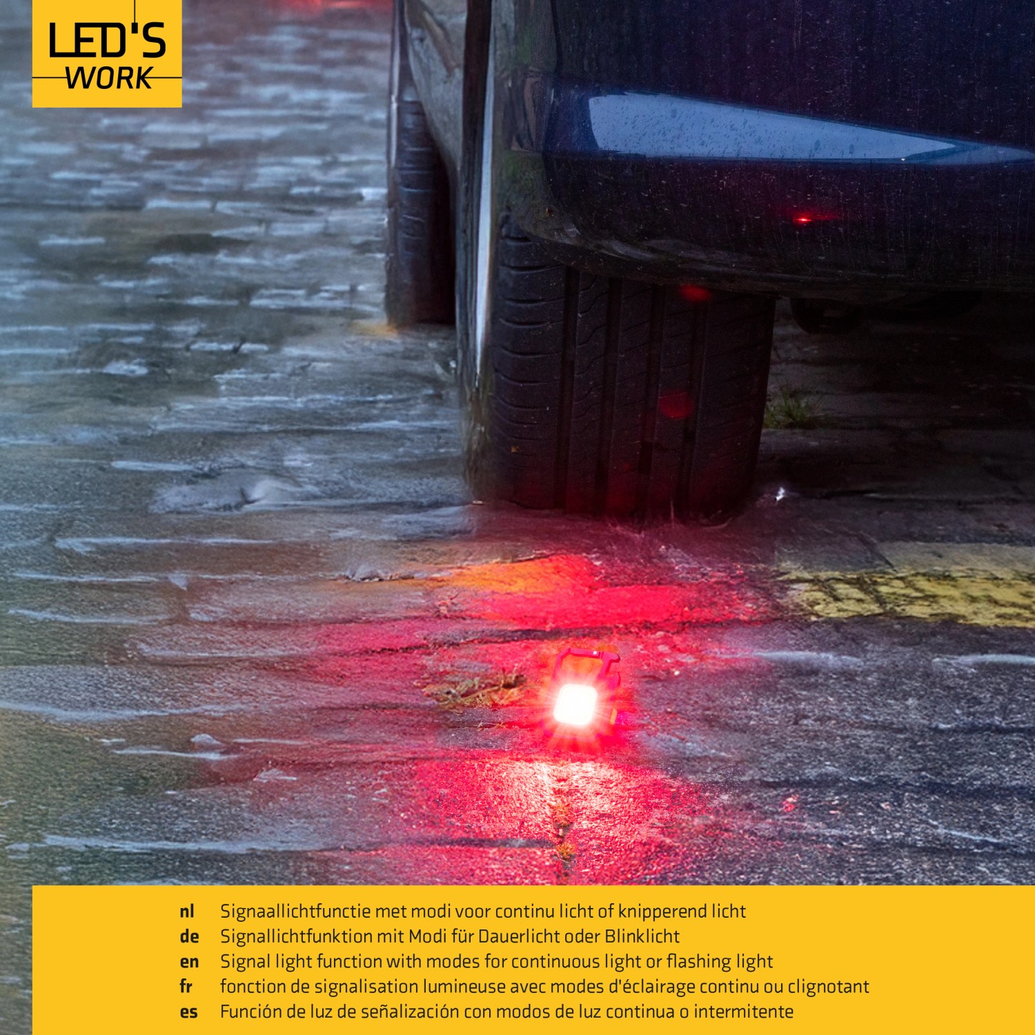 LED's Work Akku-Taschenlampe als Warnlicht am Auto, rotes Blinklicht aktiviert.