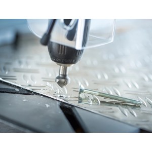 LUX Senker Comfort Ø 12 mm im Einsatz: Bohrmaschine senkt Schraubenloch in Metall.