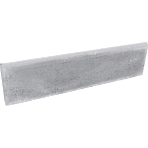 Grauer Rasenkantenstein (5x25x100 cm) zur Abgrenzung von Rasenflächen und Beeten.