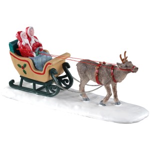 Weihnachtsdekoration: Rentierschlittenfahrt mit Figuren für ein Weihnachtsdorf.