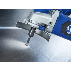 LUX Paraffinbohrer (Ø 14 mm) im Einsatz mit Winkelschleifer beim Bohren in Fliese.