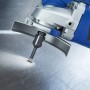 LUX Paraffinbohrer (Ø 14 mm) im Einsatz mit Winkelschleifer beim Bohren in Fliese.