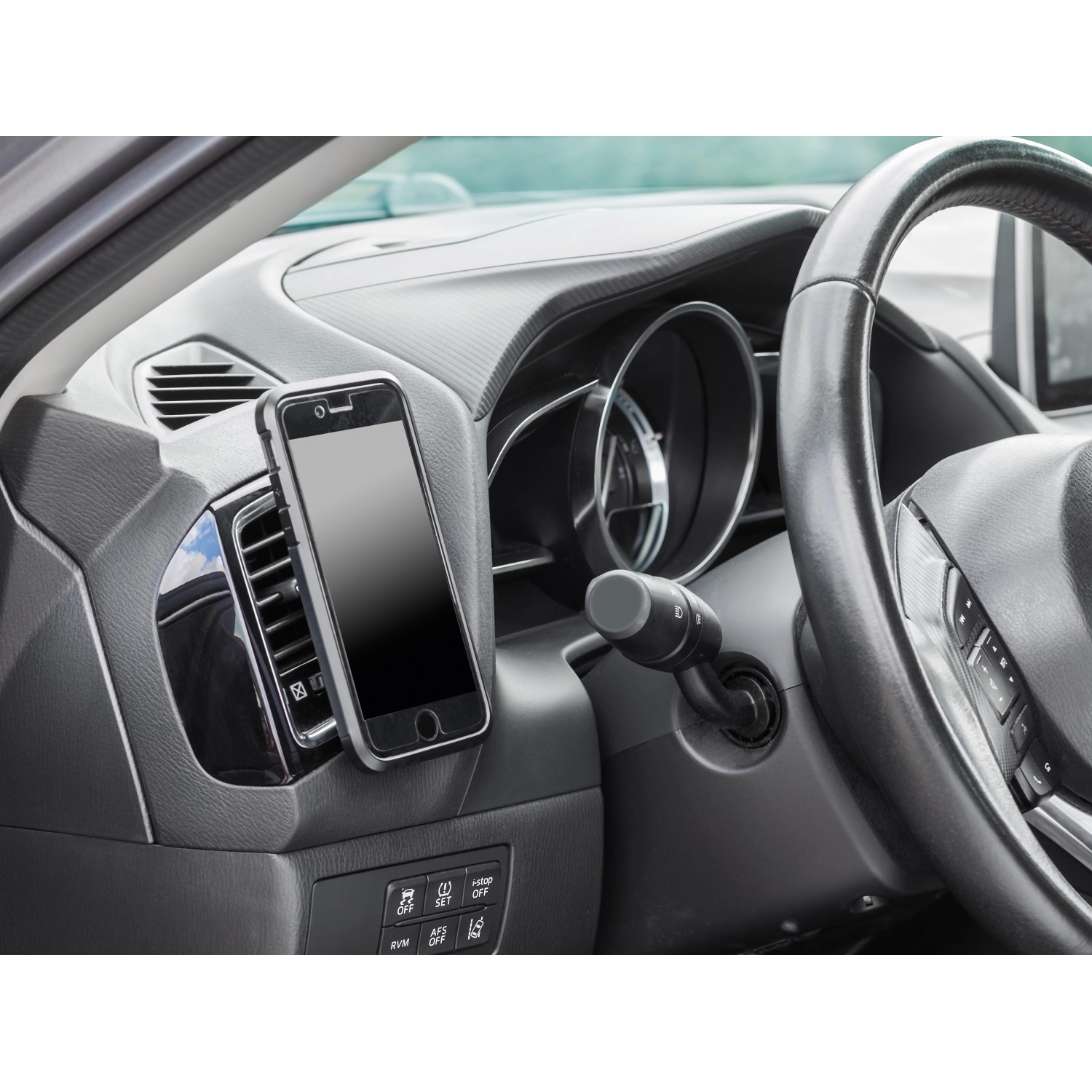 OBI Magnet-Smartphone-Halterung im Auto an Lüftungslamelle mit Smartphone.