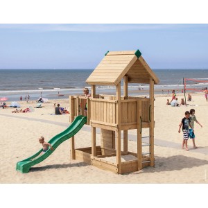 Hy-Land Spielgerät P3 mit Rutsche aus Douglasie auf einem Sandstrand mit spielenden Kindern.