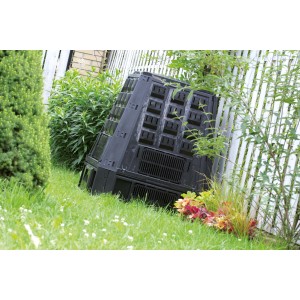 Schwarzer Evogreen Komposter mit 420 l Volumen im Garten, seitlich aufgenommen.