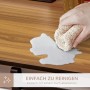 Hand wischt verschüttete Flüssigkeit von der pflegeleichten Oberfläche des PawHut Hundekäfigs. Leichte Reinigung.