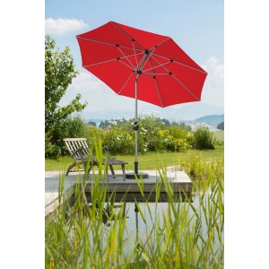 Roter Schneider Marktschirm (Ø 270 cm) mit Kurbel auf Terrasse am Teich.