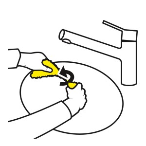 Illustration: Auswringen eines Kärcher Mikrofaser-Wischbezugs über einem Waschbecken.