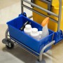 HOMCOM Reinigungswagen: Blauer Korb mit Reinigungsflaschen am gelben Kunststoff-Metall-Wagen. Ideal für die Büroreinigung.