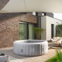 Runder Home Deluxe Whirlpool Splash in Betonoptik, Ø 208 cm, auf Terrasse.