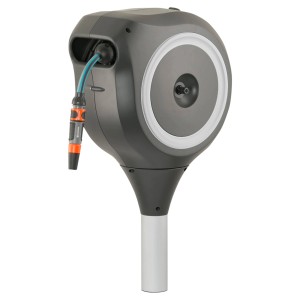 Gardena Garten-Schlauchbox RollUp M 20 m mit Schlauch und Spritze auf Erdspieß.