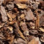 Nahaufnahme von Rindenmulch (0-40 mm) aus Nadelholzrinde, ideal für Beetabdeckung und Unkrautschutz.