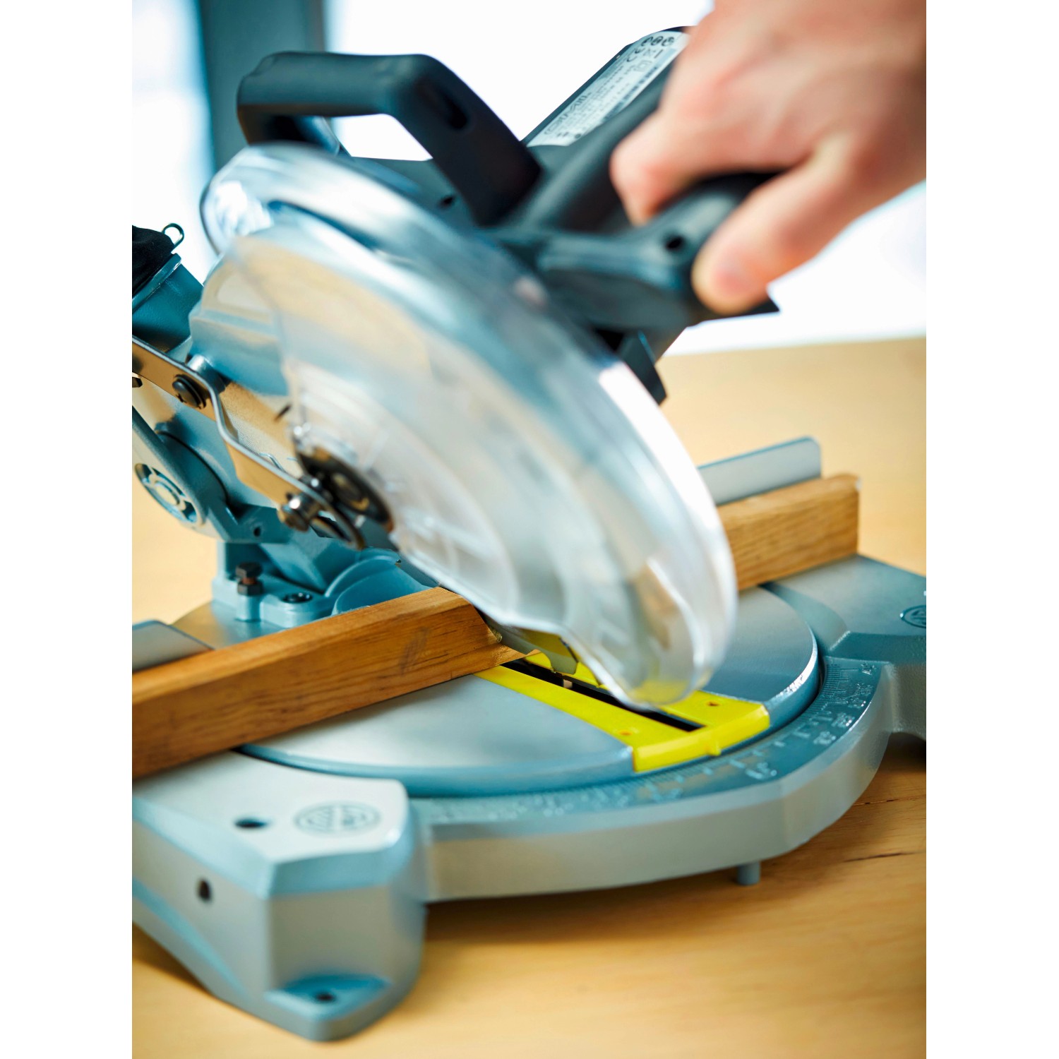 CMI Kappsäge C-KGS 210-A beim Sägen eines Holzstücks.
