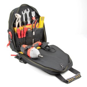 Offener Cat Werkzeugrucksack (43cm) in Schwarz-Gelb, gefüllt mit Werkzeugen und einem Akkuschrauber.