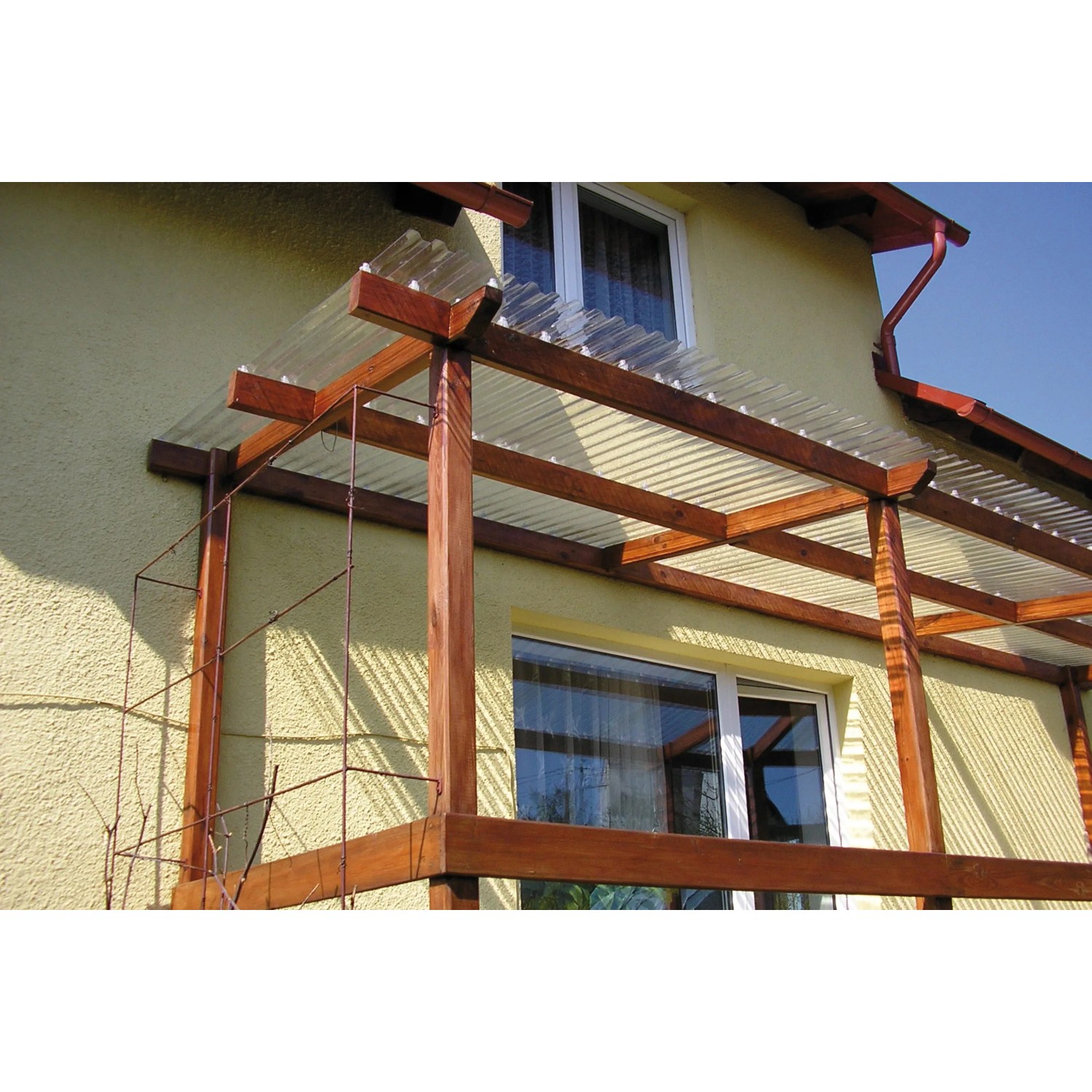 Transparente PVC-Trapezplatte 70/18 (0,7 mm) als Bedachung für eine Holzpergola.