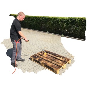 Mann benutzt Rothenberger RoMaxi Anwärmbrenner, um eine Holzpalette abzuflammen. Inkl. Gasschlauch und Druckregler.