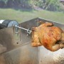 Elektro-Grillmotor mit Hähnchen auf Spieß für gleichmäßige Garung beim Grillen.