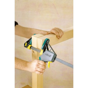 Wolfcraft Einhandzwinge EHZ Pro 100-700 im Einsatz zum Spannen von Holz.