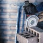 Bosch Diamanttrennscheibe Universal im Einsatz beim Schneiden von Mauerwerk mit einem Winkelschleifer.