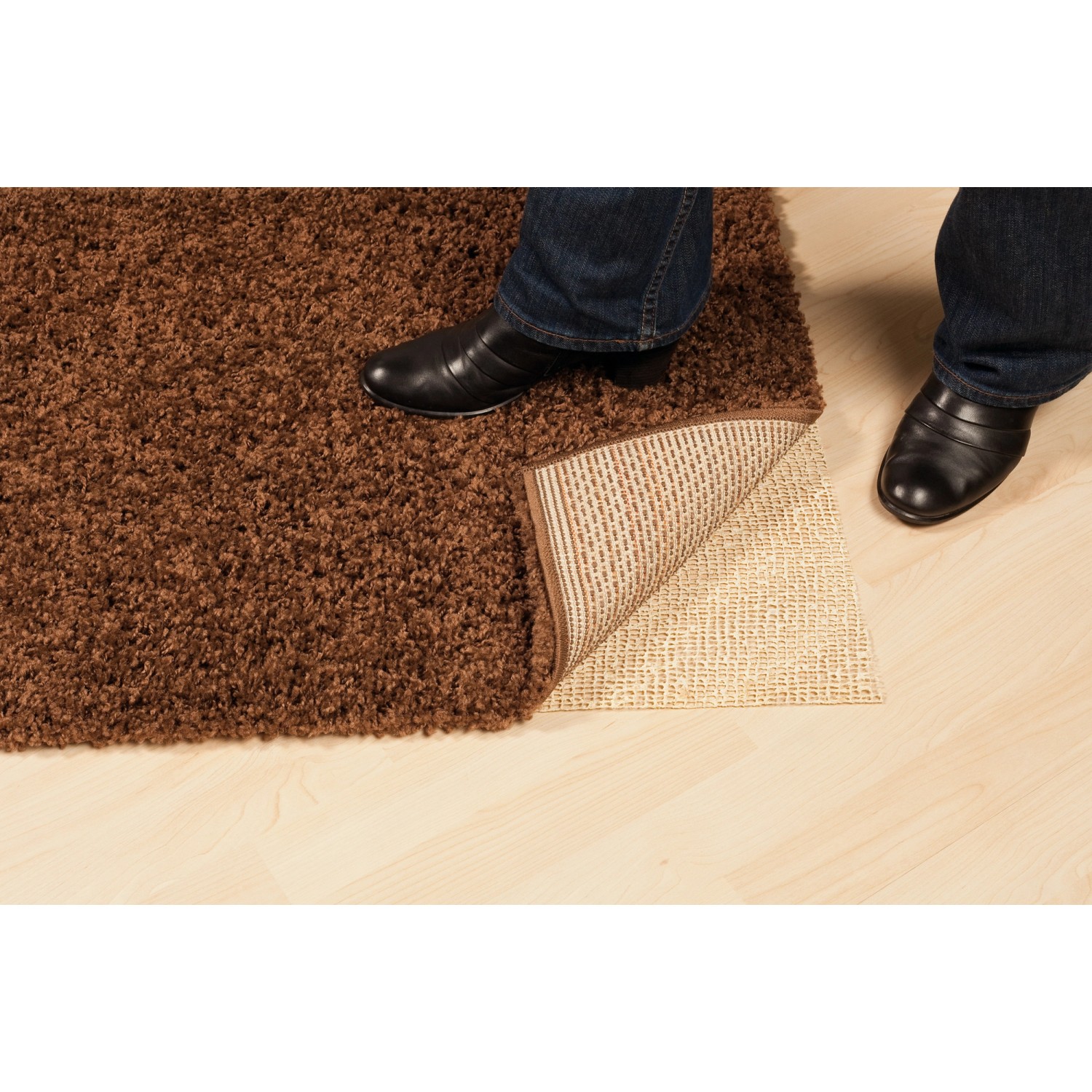 Teppich auf Jute-Teppichunterlage (80x130 cm) auf Holzboden, fixiert durch Füße.