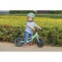 Lachendes Kind auf mintgrünem Globber Go Bike Elite Air Laufrad mit 10 Zoll Luftbereifung. Höhenverstellbarer Sattel.