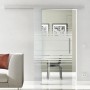 Levidor Glasschiebetür mit satinierten Querstreifen, Aluminium-Stangengriff und Laufschiene. Modernes Design für Wohnräume.