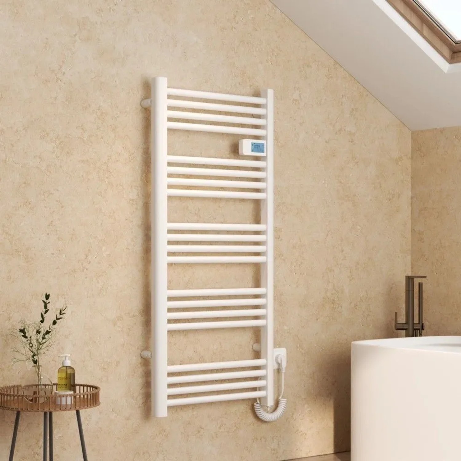 Weißer elektrischer Handtuchwärmer 120x54cm mit LED Display und Thermostat, an beiger Wand im Bad.
