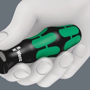 Wera Kraftform Kompakt 27 RA 1 SB Magazin-Schraubendreher, 7-teilig, in einer Hand gehalten.