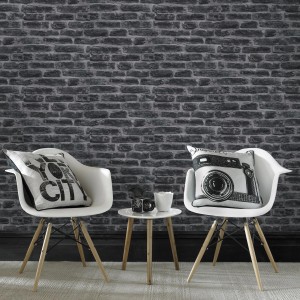 Superfresco Easy Vliestapete Industry Noir Black mit Steinwand-Optik im Wohnraum.