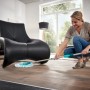 Frau wischt Boden mit Leifheit Clean Twist Disc Mop Ergo Micro Duo Ersatzkopf.