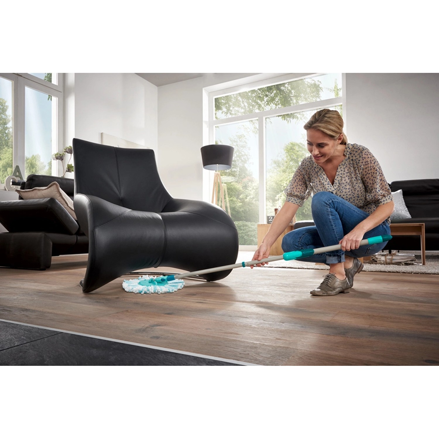 Frau wischt Boden mit Leifheit Clean Twist Disc Mop Ergo Micro Duo Ersatzkopf.