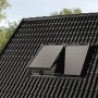 Velux Solar-Rollladen SSL, 55x70 cm, Alu, montiert auf einem Dachfenster.