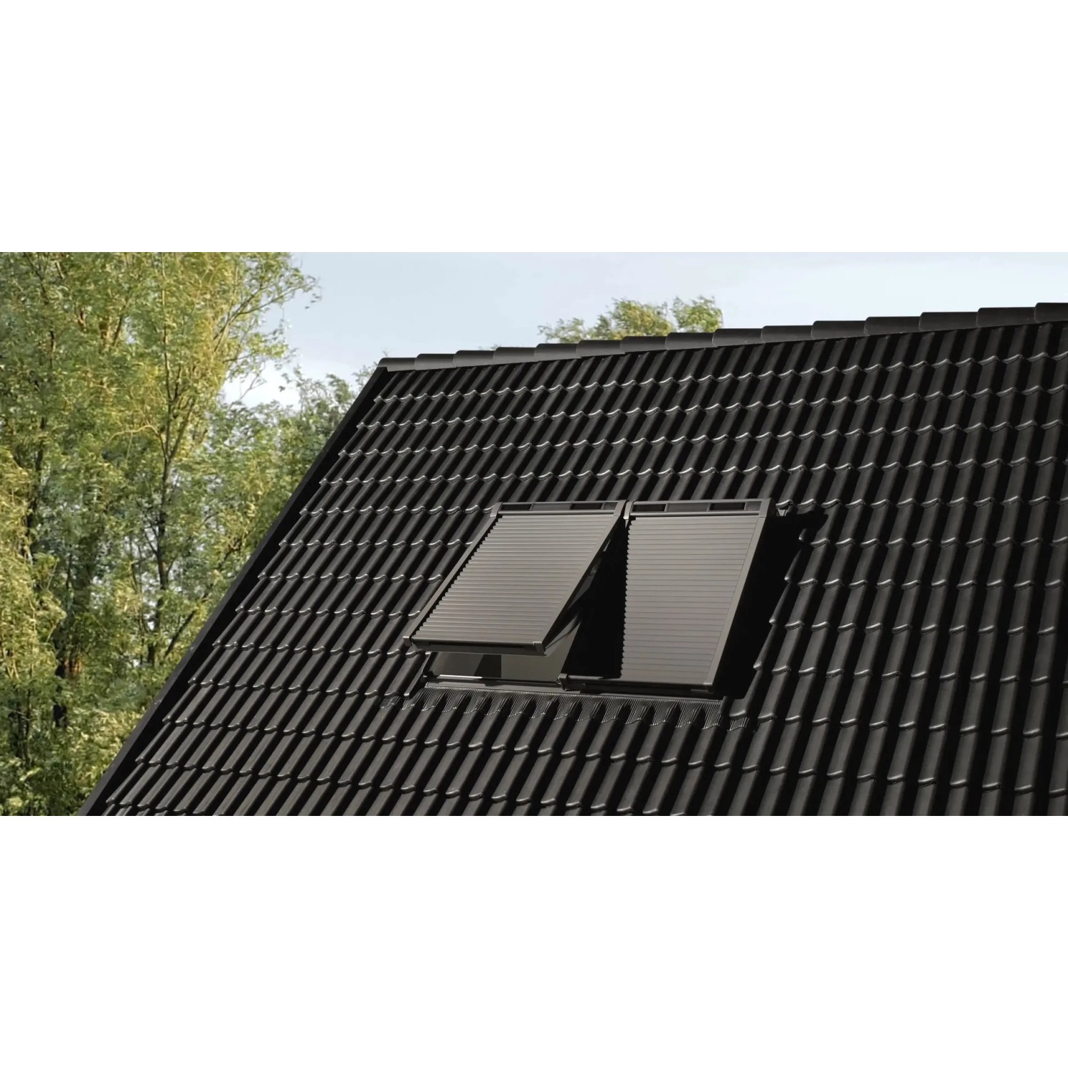 Velux Solar-Rollladen SSL, 55x70 cm, Alu, montiert auf einem Dachfenster.