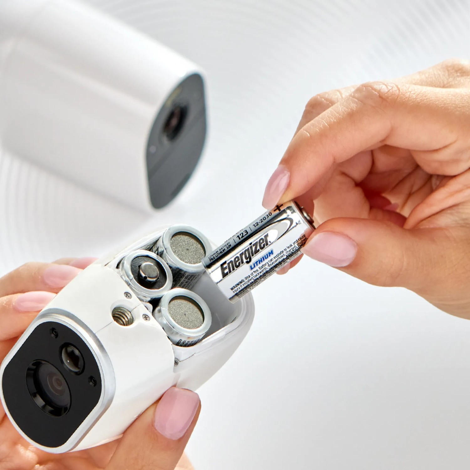 Energizer 123 Lithium Batterie wird in eine Kamera eingesetzt. Fotobatterien im 2er-Pack.