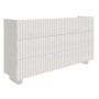 Weiße Selsey Kommode Fiorra mit sechs geriffelten Schubladen, grifflos, auf ovalen Füßen. Modernes Sideboard.