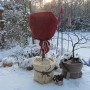 Videx Garden Jutesack, rot, 110x60 cm, als Winterschutz für Pflanzen im verschneiten Garten.