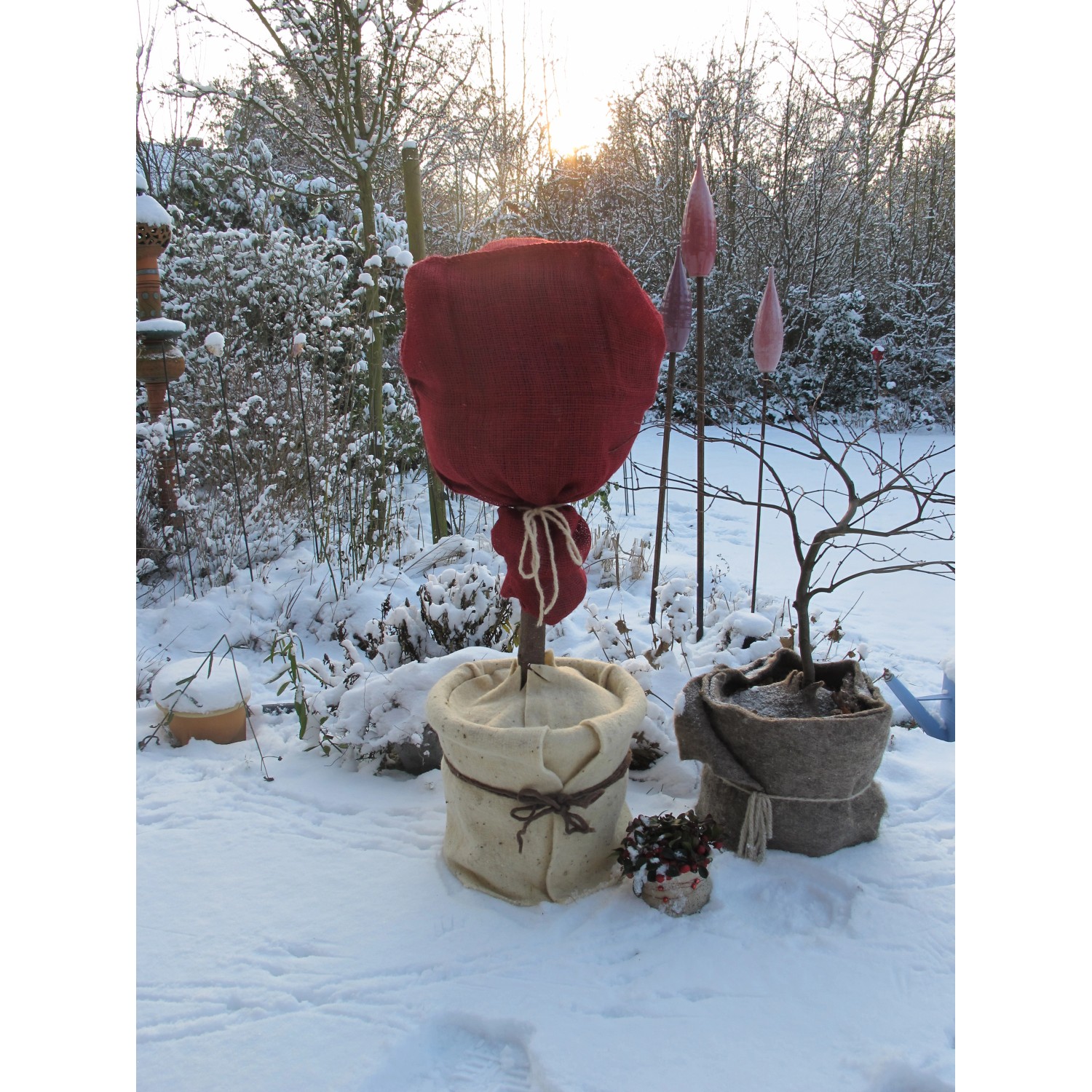 Videx Garden Jutesack, rot, 110x60 cm, als Winterschutz für Pflanzen im verschneiten Garten.