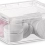 Transparente KIS Aufbewahrungsbox C XXS mit Deckel, gefüllt mit Wattepads und Kosmetik.