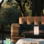 Weiße Reality LED-Tischleuchte Aruba für den Außenbereich, mit Tragegriff, auf Terrasse.